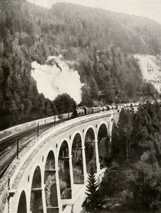 I Semmering-dalen, Østrig. Et godt tog, der krydser den buede Gamperl-viadukt, 1935-36. af Unbekannt