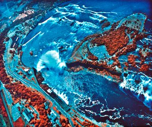 Infrarødt fotografi af Niagara Falls taget fra NASA Earth Survey 2-fly af Unbekannt