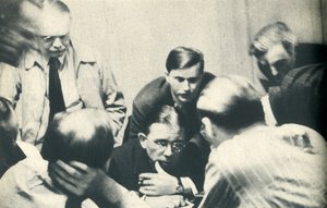 Inde i en tysk interneringslejr. Amerikanerne lytter til London, 1942. af Unbekannt