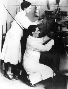 Irene Joliot-Curie og Frederic Joliot, franske fysikere, c 1935 af Unbekannt