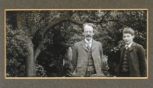 J J Thomson med sin søn, George, c 1909 af Unbekannt