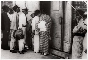 Japansk folkemængde kigger ind i Zeppelin-hangaren, Kasumigaura, Japan, 1929 1933 af Unbekannt