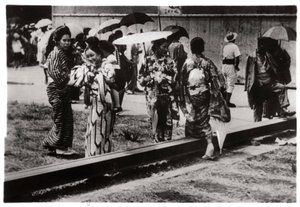 Japanske kvinder ved Zeppelin-hangaren, Kasumigaura, Japan, 1929 1933 af Unbekannt