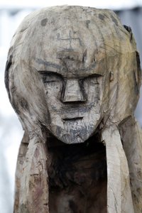 Jarai (Gia Rai) etnisk gruppe. En Jarai-gravs vogterånd. Træ statue. Con Tum. Vietnam af Unbekannt