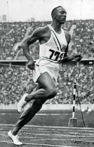 Jesse Owens ved slutningen af 100 m ved de olympiske lege i Berlin, 1936 af Unbekannt