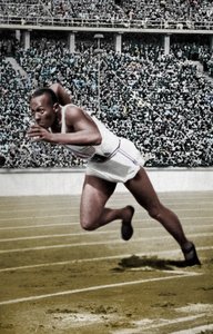 Jesse Owens ved starten af 200 meter ved de Olympiske Lege i Berlin, 1936 af Unbekannt