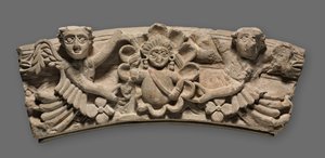 Keystone of an Arch: Kvindebust i en medaljon støttet af engle, 400