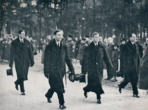 Kong Edward VIII og hans tre brødre følger pistolvognen, 1936 af Unbekannt