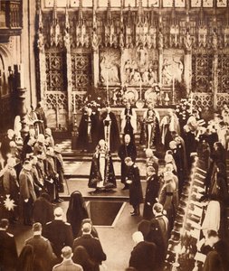 Kong Edward VIII drysser jord på sin fars kiste, 1936. af Unbekannt