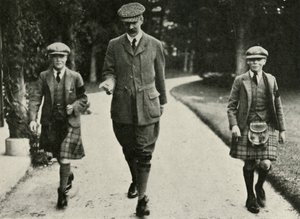 Kong George VI og eks-kongen Edward VIII med Mr. Hansel deres vejleder, 1911, 1937. af Unbekannt
