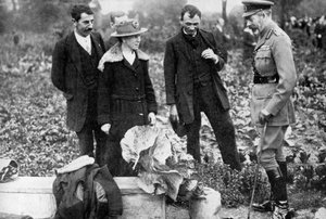 Kong George V beundrer kolonihaver på Clapham Common, London, c1910