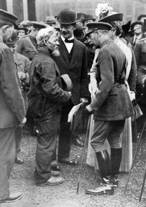 Kong George V og Queen Mary med en skibstømrer, Birkenhead, Første Verdenskrig, 1914-1918, c1920 af Unbekannt