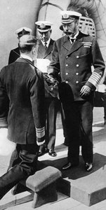 King George V ridder viceadmiral Pakenham ombord på HMS Princess Royal, c1930