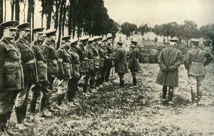 Kong George V besøger allierede styrker på frontlinjen, Første Verdenskrig, 1915, c1920. af Unbekannt