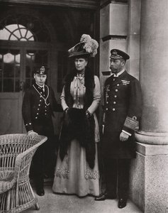 Kong George og dronning Mary med deres søn prins Edward, maj 1910. af Unbekannt