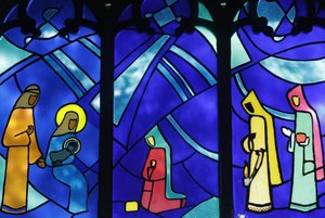 Kon Tum Katedral. Glasmosaik vindue. Tilbedelse af Magi. Kon Tum. Vietnam af Unbekannt