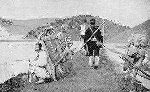 Koreanske kulier, der fungerede som portører for japanske soldater, russisk-japanske krig, 1904-5 af Unbekannt