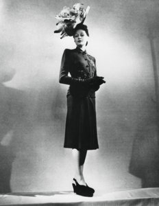 La femme chic, outfit af den franske modedesigner Jacques Fath, Paris, januar 1943 af Unbekannt