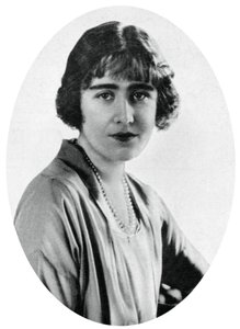 Lady Elizabeth Bowes-Lyon i 1923, 1937 af Unbekannt