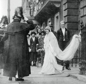 Lady Elizabeth Bowes-Lyon på vej til at blive gift i Westminster Abbey, 26. april 1923, 1937 af Unbekannt