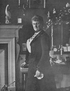 Lady Lansdowne an ihrem Schreibtisch, ca. 1903 von Unbekannt