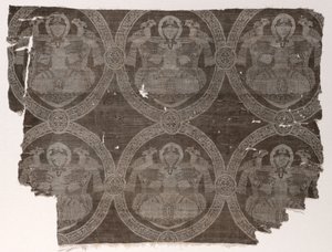 Lampas-fragment med siddende prins, der holder falke i kufiske medaljoner, 1654-1955. af Unbekannt