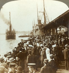 Forlader det gamle hjem og venner - vinker emigranter til Amerika, Christiania, Norge, c1905. af Unbekannt