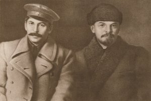 Lenin og Stalin, marts 1919, 1939. af Unbekannt