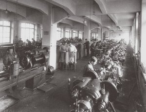Linsebehandling på fabrikken af Optical Mechanical Association i Petersborg, 1916 af Unbekannt