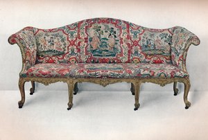 Lang polstret sofa: Serpentine-formet, udskåret og forgyldt, c1750 af Unbekannt