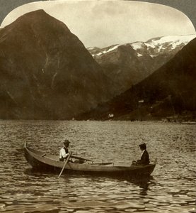 Ser over Essefjorden fra Tjugum til isdækkede Kjeipen, Norge, c1905. af Unbekannt