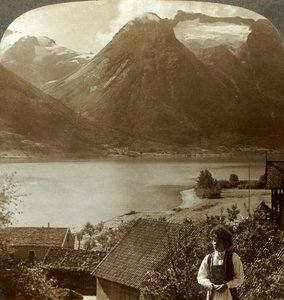 Ser fra Hjelle over den stille Strynns-sø til de stejle gletsjere på Skaala-bjerget, Norge, c1905. af Unbekannt