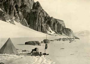 Nedre gletsjerdepot. Butikkerne blev begravet i sneen, c1908, 1909. af Unbekannt