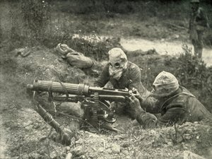 Maskinpistoler i aktion med deres gashjelme, 1919. af Unbekannt