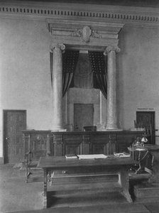 Dommerens skrivebord i retslokalet, Third District Court, New York City, 1924 af Unbekannt