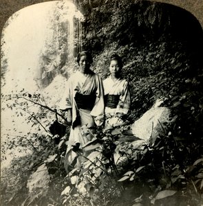 Maidens of the Land of the Rising Sun, under Kogijoku-vandfaldene..., c1900. . af Unbekannt