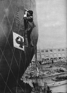 Foretag justeringer på nettet af en ballon, før kurven sættes på, c1935 c1937 af Unbekannt