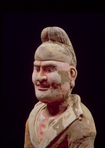 Mand, der rejser langs silkeruten, detaljer om busten, kinesisk, Tang-dynastiet (618-906) (terracotta) (se også 115293) af Unbekannt