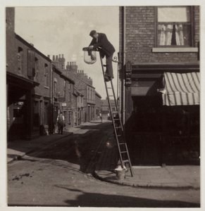 Mand, der renser en gasgadelygte, c 1905 af Unbekannt