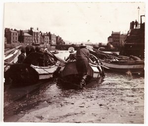 Mand, der søsætter en fiskerbåd, Whitby Harbour, c 1901 af Unbekannt