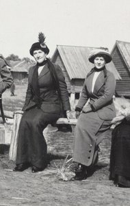 Maria Evgenyevna Golovina, sekretær for Rasputin højre og Julia Alexandrovna Den, 1912-1913 af Unbekannt
