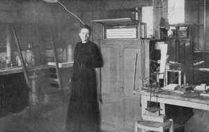 Marie Curie, polskfødt fransk fysiker, i sit laboratorium, 1912 af Unbekannt