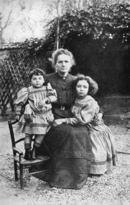 Marie Curie, polskfødt fransk fysiker, med sine døtre Eve og Irene, 1908 af Unbekannt