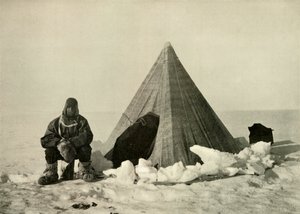 Marshall uden for et telt i lejren, c1908, 1909. af Unbekannt