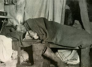 Marston i hans seng, c1908, 1909. af Unbekannt