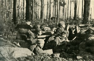 Maxim-pistol i aktion på den britiske front, Første Verdenskrig, 1915, c1920. af Unbekannt