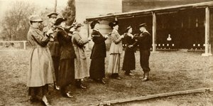 Medlemmer af WRNS ved revolverøvelse, 1915, 1935. af Unbekannt