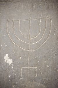 Menora (Menorah) udskåret på en gammel gravsten, Budapest, Hongrie af Unbekannt