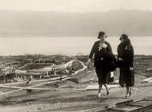 Millicent Veronica Willison, hustru til William Randolph Hearst, besøger arbejdet for genopretning af antikke romerske skibe fra Nemi-søen, ca. 1930 (s/h-foto) af Unbekannt