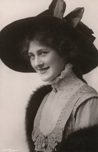 Miss Phyllis Dare, 1890-1975, c1930. af Unbekannt